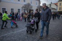 Szembe a tömeggel.jpg
